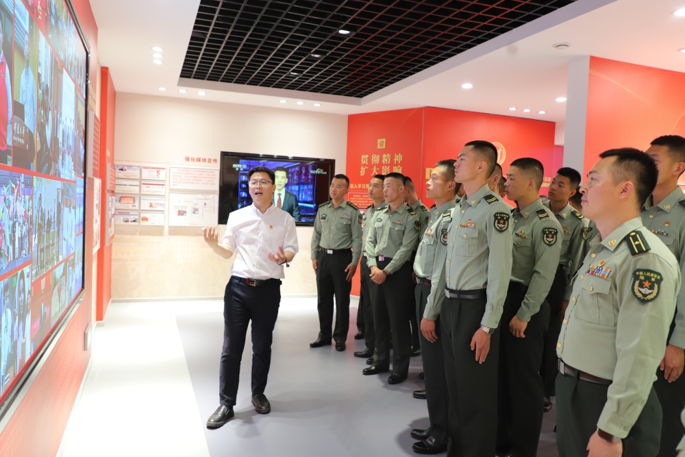 在亚洲博彩网站-参观展室_副本.jpg